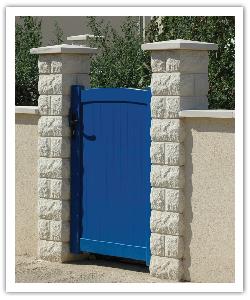 Piliers de cl&ocirc;ture Bossel&eacute;s PB30 - Blanc cass&eacute; - en pierre reconstitu&eacute;e